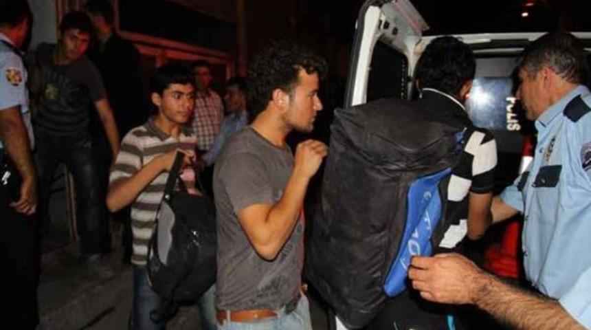 25 Suriyeli gergin mahalleden tahliye edildi