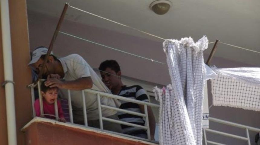 Başı korkuluklara sıkışan minik Yağmur'u esnaf kurtardı