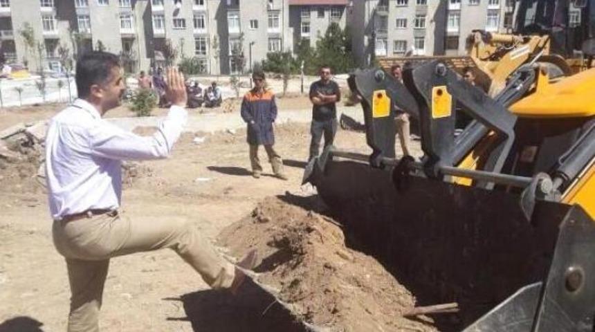 Bu kez iş makinesinin önüne o durdu