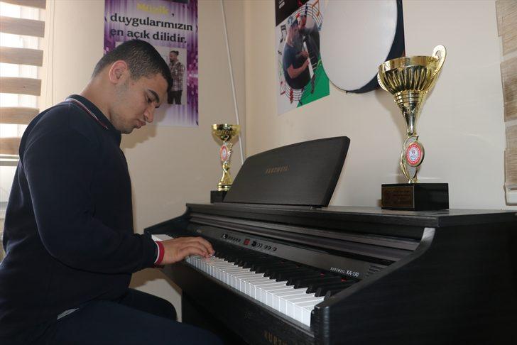 Otizmli Ertuğrul konservatuvara hazırlanıyor G3