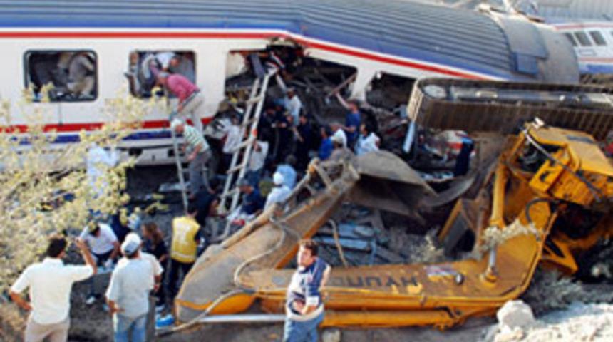 Boz&uuml;y&uuml;k'te tren kazası