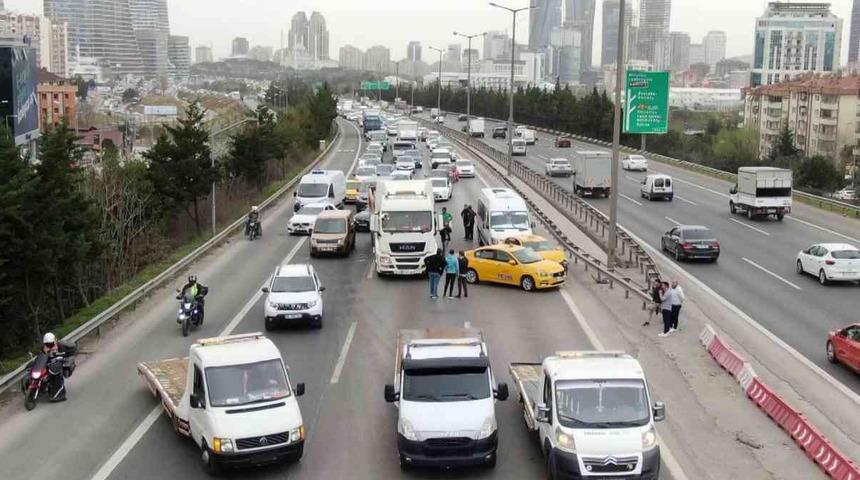 Son Dakika: TEM'de zincirleme kaza! Kilometrelerce araç kuyruğu oluştu