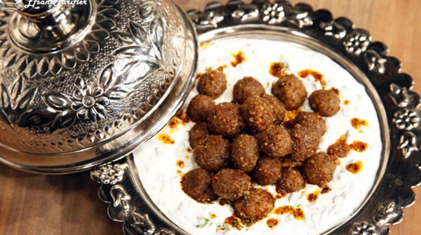 İlk iftar yemeğinizi farklı bir tatla taçlandırın! Cacıklı köfte nasıl yapılır? Cacıklı köfte malzemeleri nelerdir? 