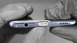 Dünyanın ilk Lightning girişli Android telefonunu ürettiğini söyledi! Bu işte bir terslik var