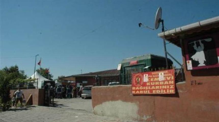 Cemevinde kalan Suriyelilere silahlı saldırı 