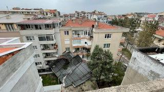 Manisa'da kum fırtınası kabusu! Evlerin çatıları uçtu, otomobillerde hasar var