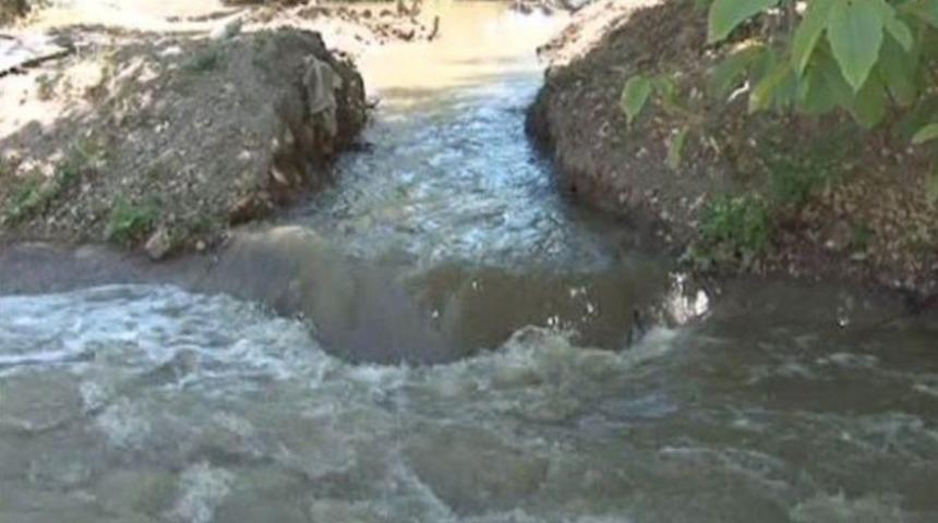 Çiftçiler tarlaları kanalizasyonla suluyor