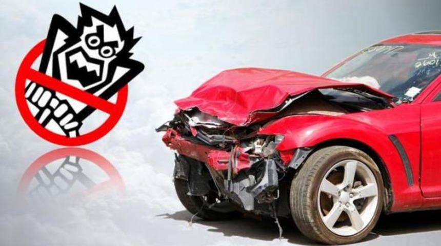 Otomobil duvara çarptı: 3 ölü