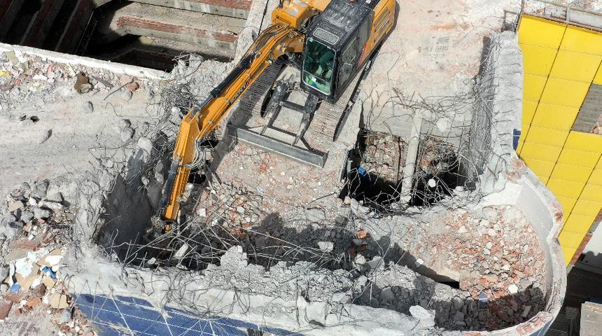 Google'da ilk sırada çıkıyor! Kahramanmaraş'taki dünyanın en saçma binasının 5 katı yıkıldı 