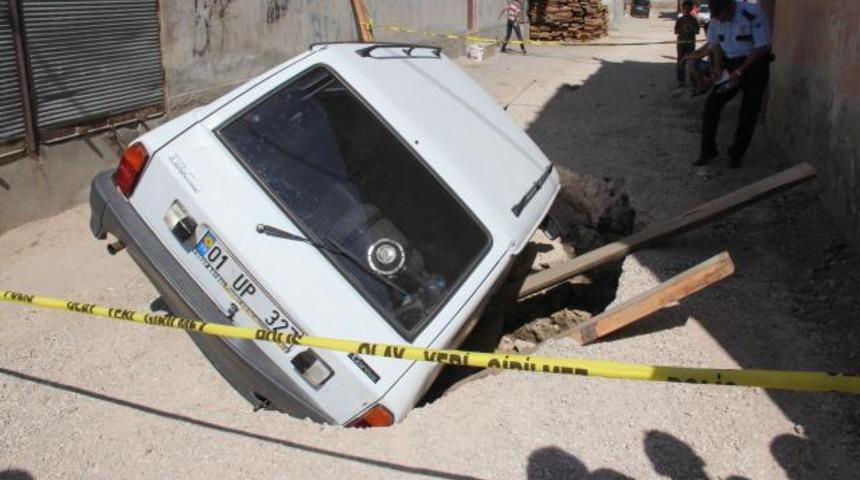 Yol &ccedil;&ouml;kt&uuml;, otomobil &ccedil;ukurun i&ccedil;ine d&uuml;şt&uuml;