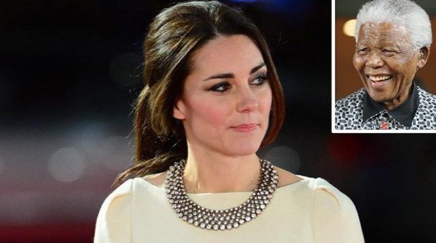 Kate Middleton, taktığı 70 liralık sahte kristal kolyeyle dikkat çekti