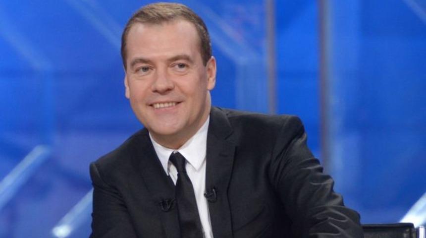 Medvedev’den Obama’ya telefon önerisi