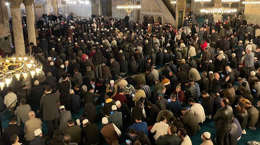 Ayasofya Camii'nde 88 yıl sonra bir ilk! Adım atacak yer kalmadı