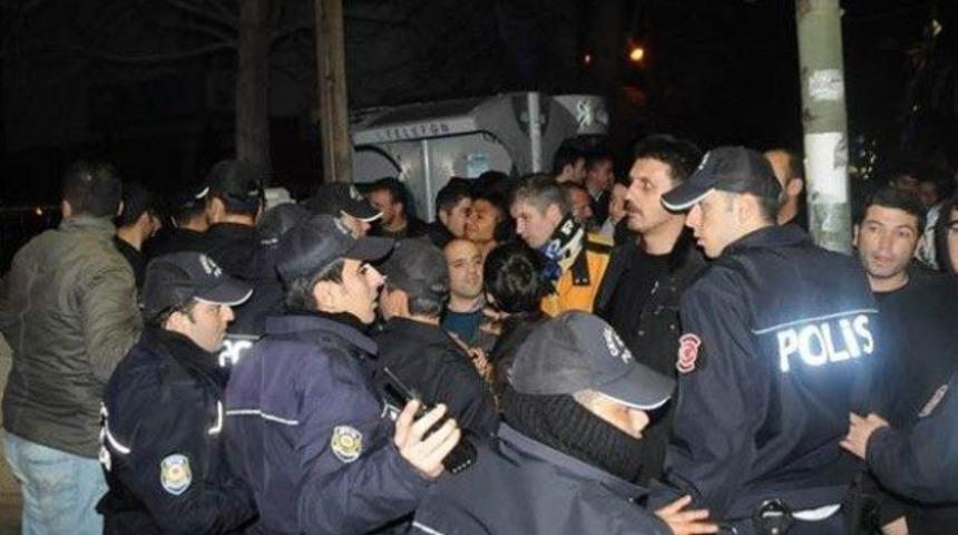 Başbakan Recep Tayyip Erdoğan afişine 6 gözaltı