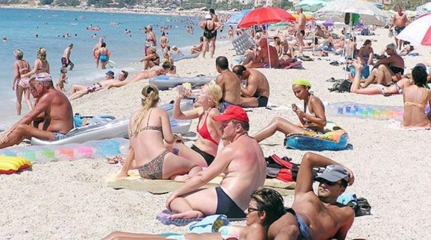 Plajda gizli kamerayla g&ouml;r&uuml;nt&uuml; &ccedil;eken kişiye g&ouml;zaltı