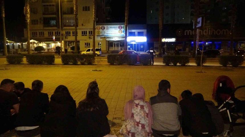 Polisleri ellerinde çekirdekle izlediler! Adana'da 205 polisle Huzur ve Güven uygulaması
