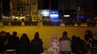 Polisleri ellerinde çekirdekle izlediler! Adana'da 205 polisle Huzur ve Güven uygulaması