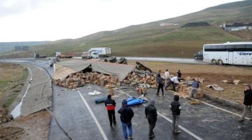 TIR devrildi, dinamitler yola saçıldı