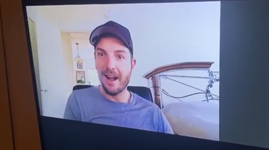 Çevrimiçi toplantı talihsizliği! Sevgilisinin toplantısına çıplak girince görenler inanamadı