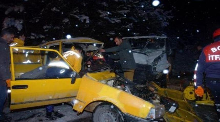 Bolu'da karda kayan otomobil minibüse çarptı: 4 yaralı