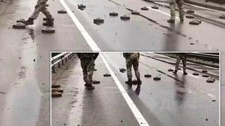 Şaşkına çeviren olay! Ukrayna askerleri mayınları tekmeleyerek uzaklaştırdı