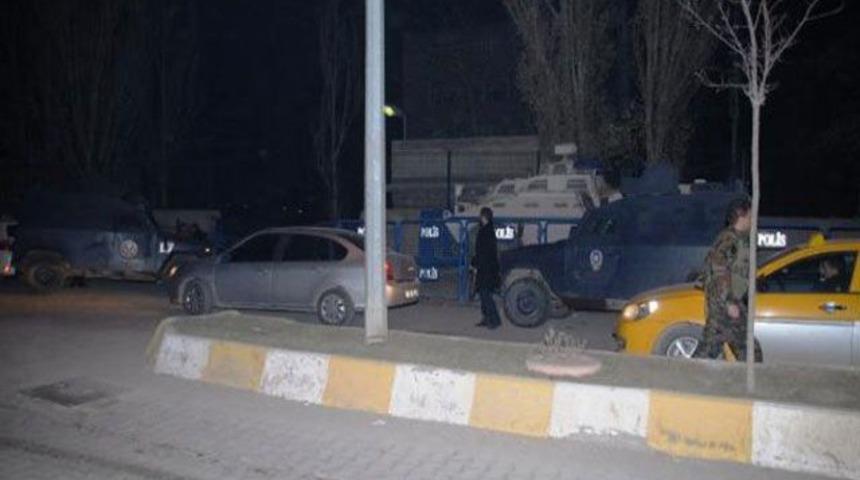 Ağrı'da polis merkezinin bahçesine el yapımı patlayıcı attılar
