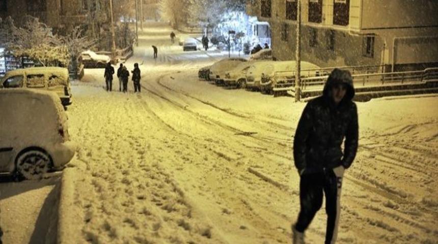 Başkent Ankara'da kar yağışı yaşamı olumsuz etkiledi