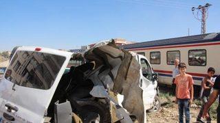 Tren minibüsü biçti