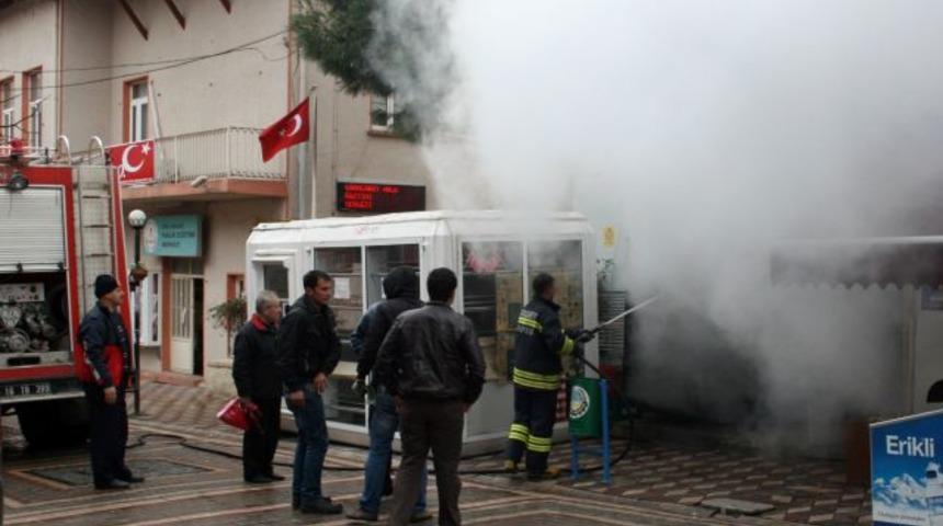Elektrik trafosu bomba gibi patladı
