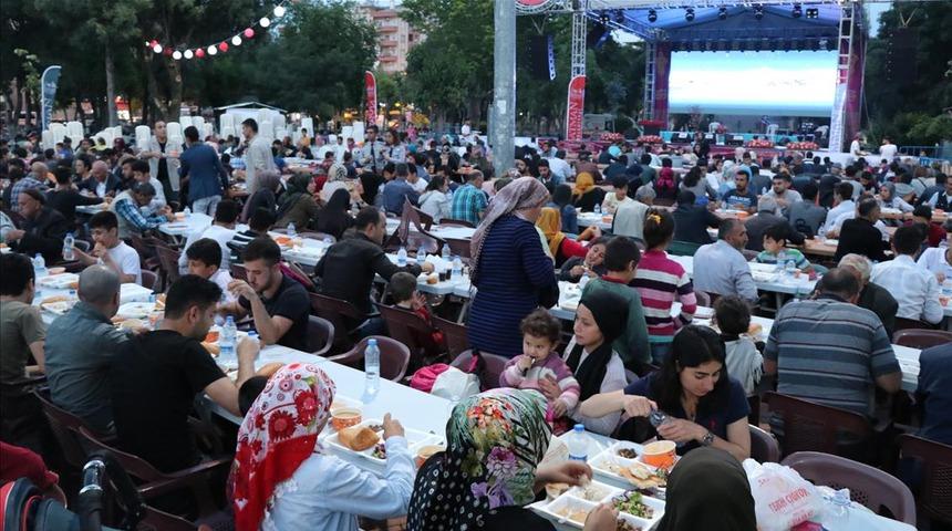 İzmir iftar vakti Diyanet 2022! Ramazan İmsakiyesi İzmir iftar kaçta açılıyor? İzmir oruç açma saati...
