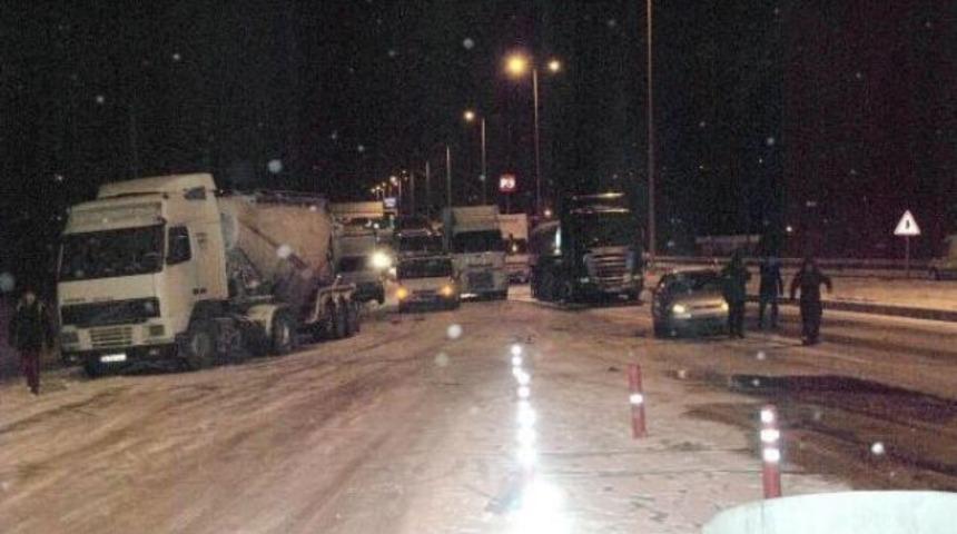 Buzlu yolda araçlar mahsur kaldı