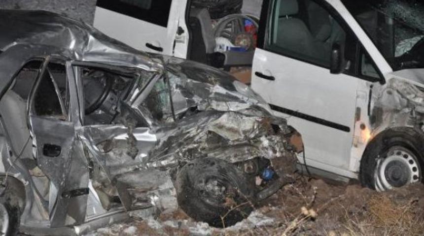 Çarpışan minibüsle otomobil devrildi: 1 ölü, 3 yaralı