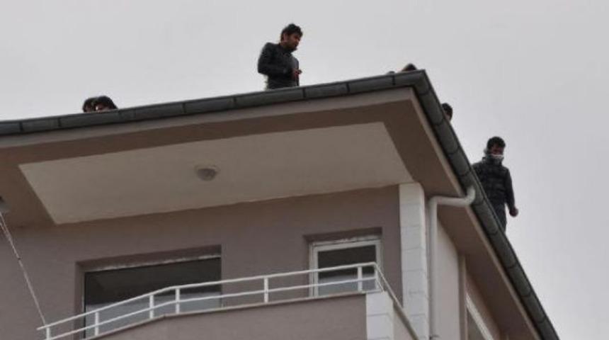 Paralarını alamayan işçiler çatıya çıktı