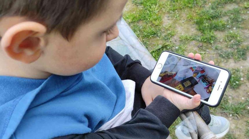 4 yaşındaki &ccedil;ocuk tek bir hareketle polisleri 2 dakikada kapıya getirdi! Aile neye uğradığını şaşırdı