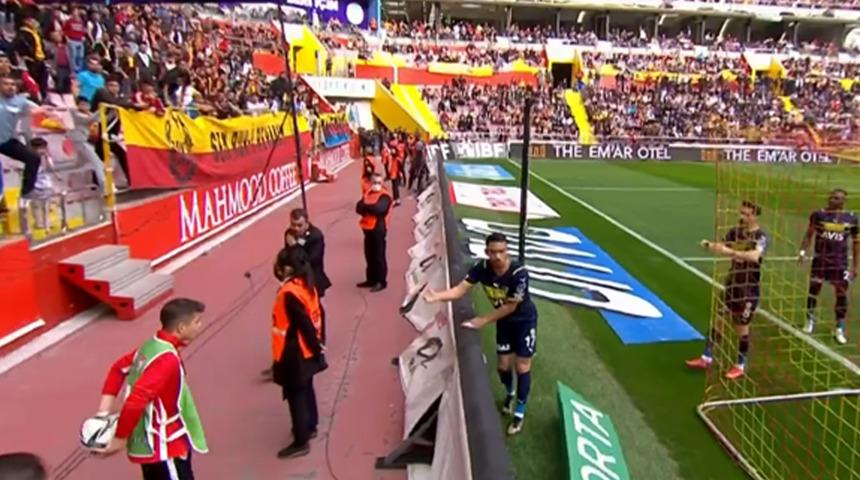 Son dakika: Top toplayıcı çocuk herkesi şoke etti! İrfan Can Kahveci'nin golünden sonra...