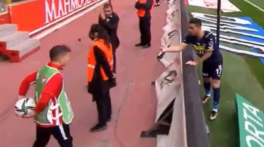 Fenerbahçe'den İrfan Can Kahveci'ye top vermeyen çocuğa cevap gibi paylaşım!