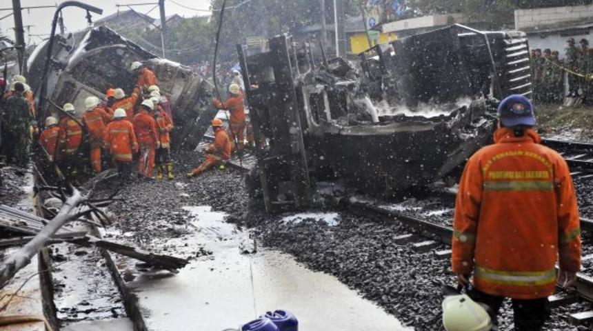 Endonezya’da yolcu treni yakıt tankerine çarptı: 3 ölü