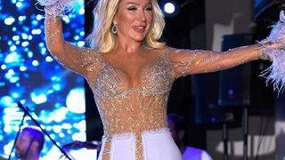 25 yaş küçük sevgilisiyle gündemde olan Seda Sayan yüzünü ve gıdısını gerdirdi