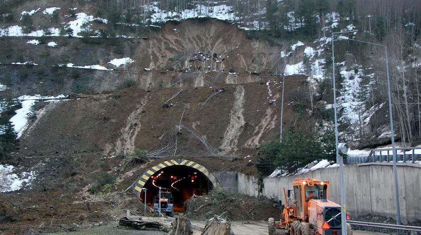 Bolu Dağı Tüneli'nin Düzce girişinde heyelan, trafiğe kapatıldı! Bolu Valisinden açıklama: Yarın açılacak