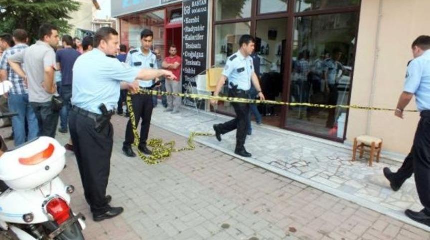 Berberde tıraş olurken eski berberi tarafından vuruldu