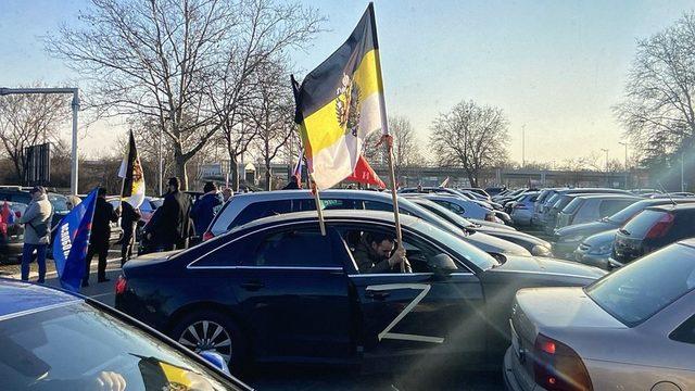 Belgrad'daki araçlarda Rusya ve Sırbistan bayraklarının yanı sıra 'Z' harfi de bulunuyordu.