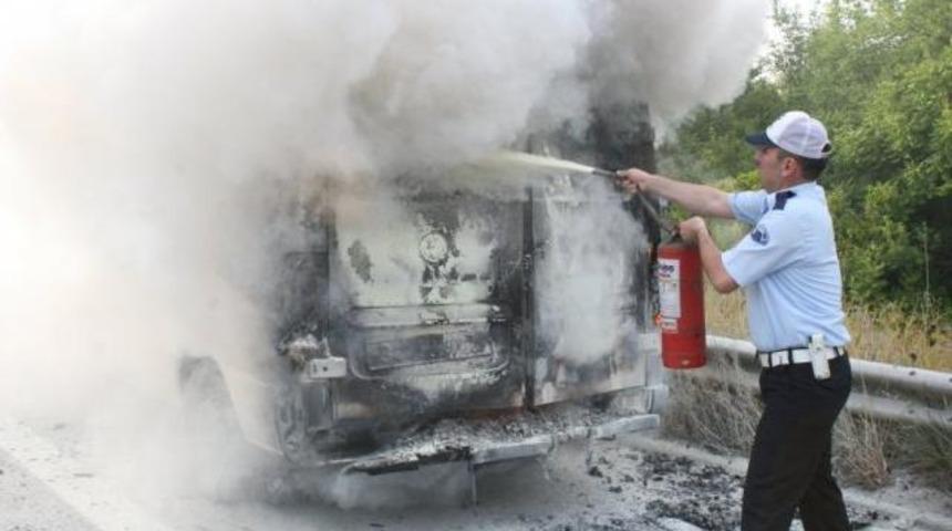PKK'lı yol kesti, minibüs yaktı!