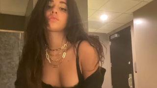 Camila Cabello plajda küçük bikinisiyle yakalandı! İsyan etti