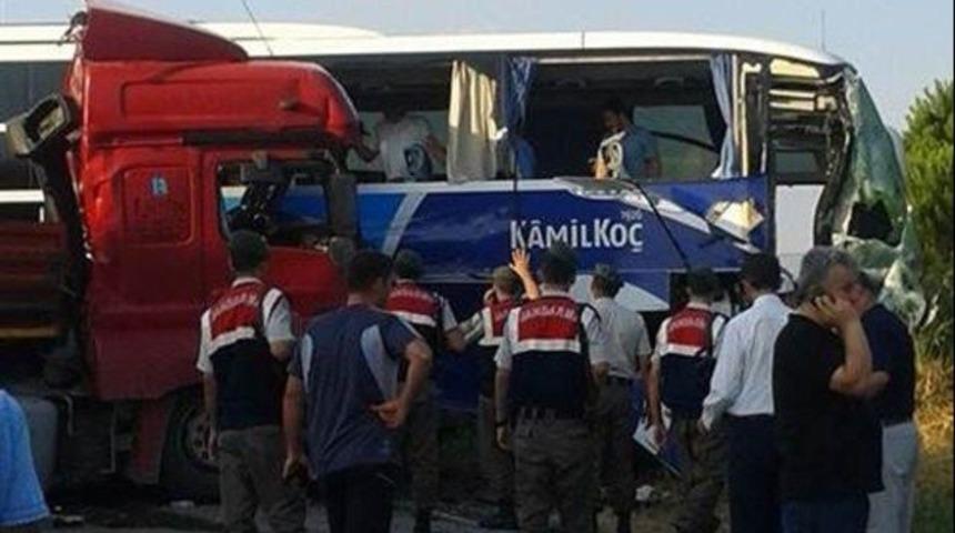 Yolcu otobüsü ile tır çarpıştı: 31 yaralı