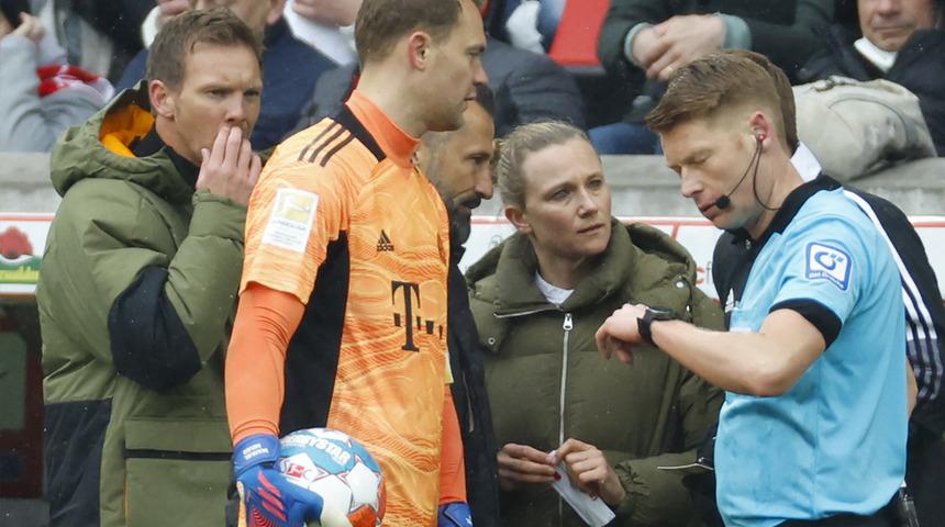 Bayern Münih-Freiburg maçında ilginç an! 12 kişiyle oynadılar...