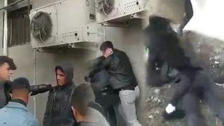 7 kişi 1 kişiye saldırdı! Hırslarını alamayınca başını ezmeye çalıştılar