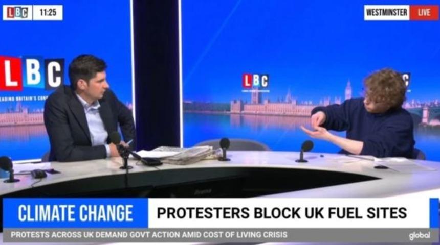 Canlı yayında şaşkına çeviren anlar! Kendini mikrofona bağladı, gitmeyi reddetti