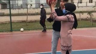 Sosyal medyada büyük ilgi gördü! Öğrenciler görme engelli öğretmenlerine basketbol oynamayı öğretti