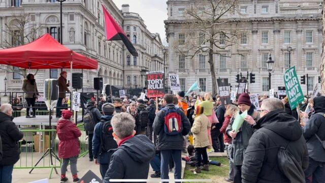 İngilizler “Geçinemiyoruz” Sloganlarıyla Meydanlarda