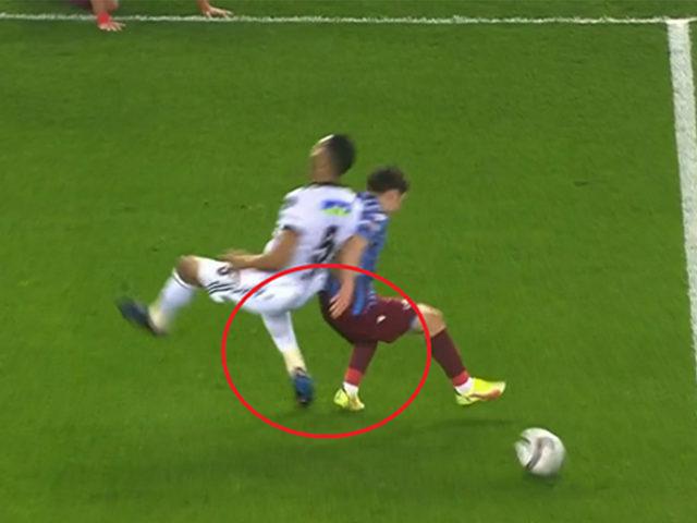 Son dakika: Trabzonspor - Beşiktaş maçının önüne geçen pozisyon! Ortalık alev aldı...